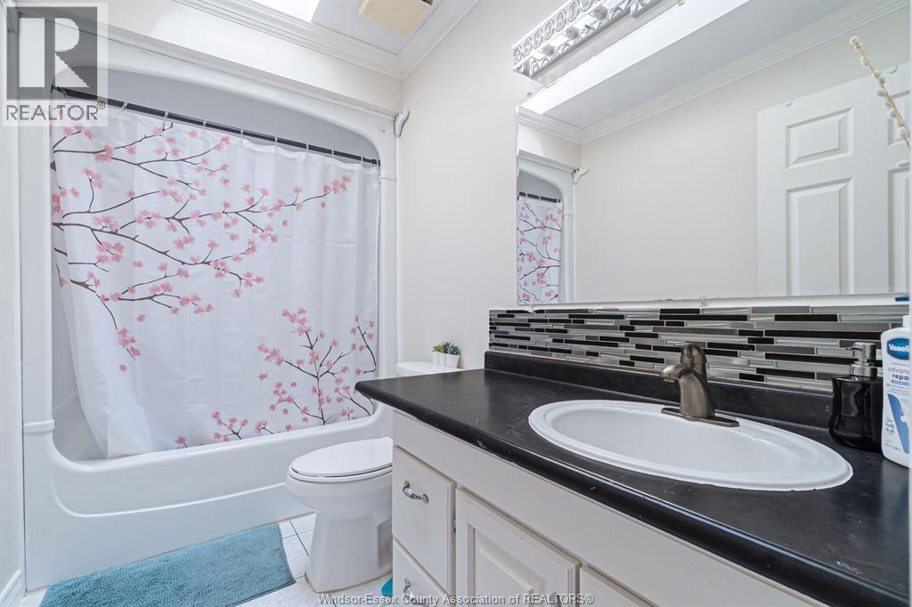 28 Carter Avenue, Leamington, ON - Indoor Photo Showing Bathroom