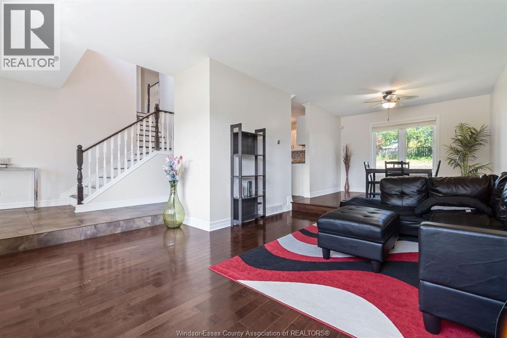 28 Carter Avenue, Leamington, ON - Indoor Photo Showing Living Room