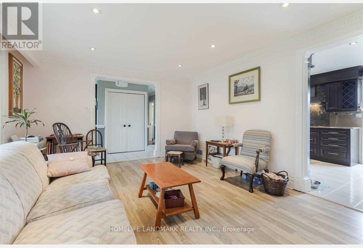 259 Harold Avenue, Whitchurch-Stouffville, ON - Indoor Photo Showing Living Room
