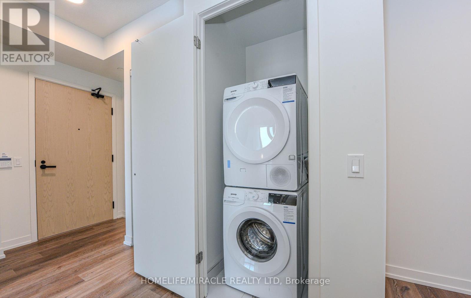 2608 - 225 Commerce Street, Vaughan, ON - Indoor Photo Showing Laundry Room