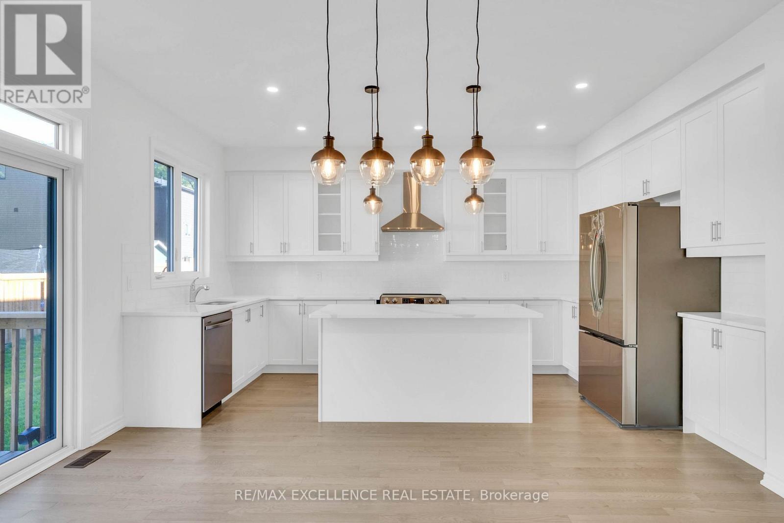 91 Berkely Street, Wasaga Beach, ON - Indoor Photo Showing Kitchen With Upgraded Kitchen
