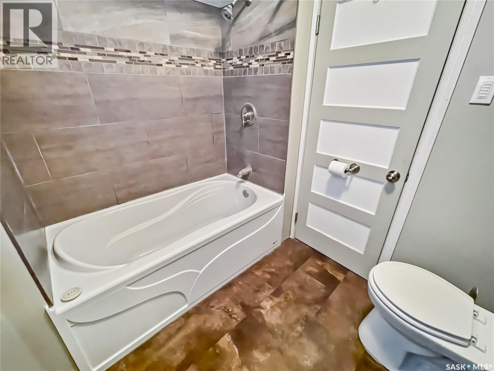 365 3Rd Avenue Ne, Swift Current, SK - Indoor Photo Showing Bathroom