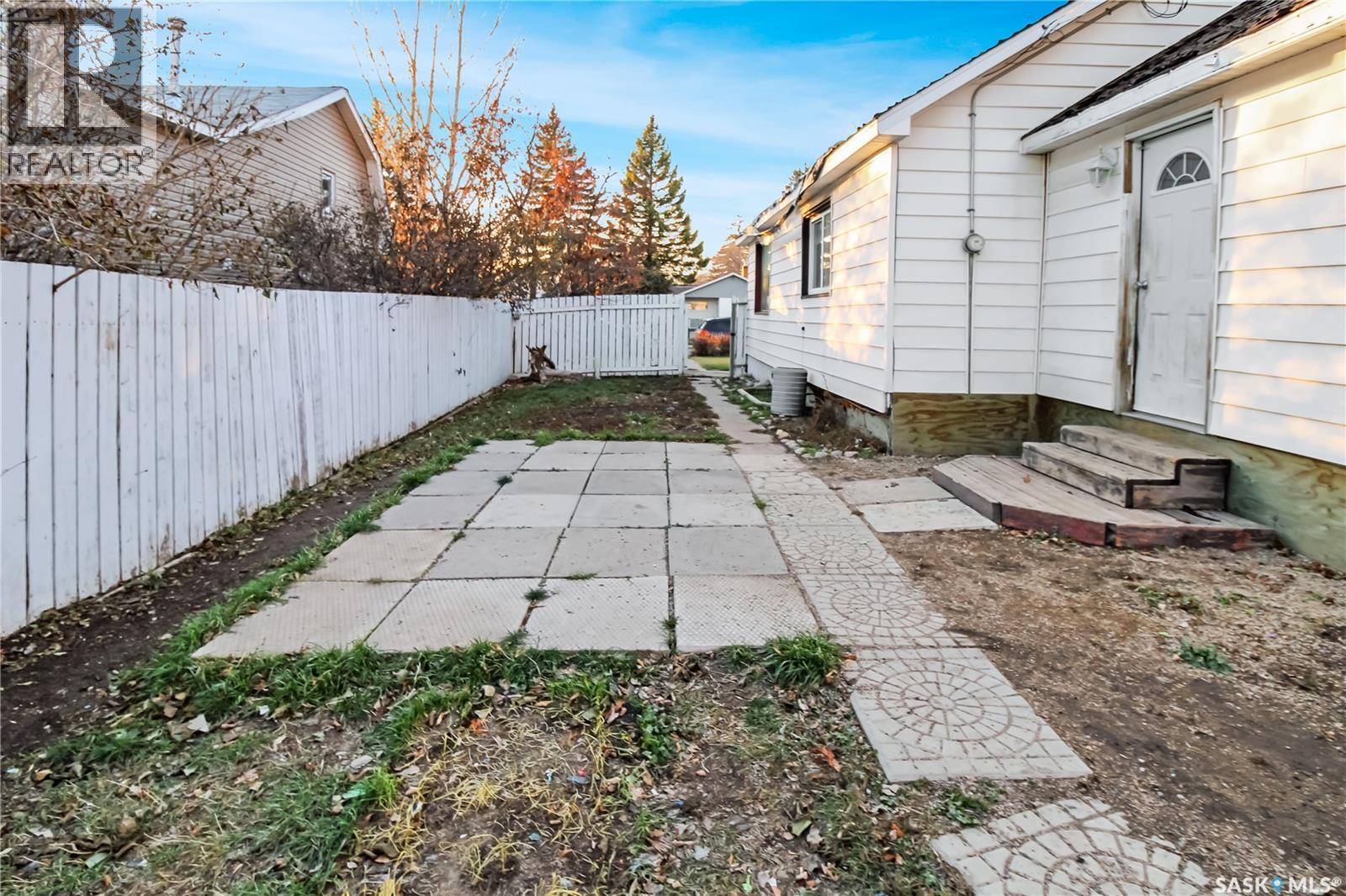 365 3Rd Avenue Ne, Swift Current, SK - Outdoor