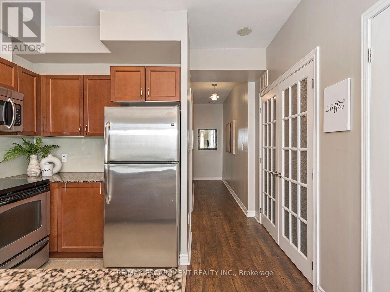 401 - 3865 Lake Shore Boulevard W, Toronto, ON - Indoor Photo Showing Kitchen With Stainless Steel Kitchen