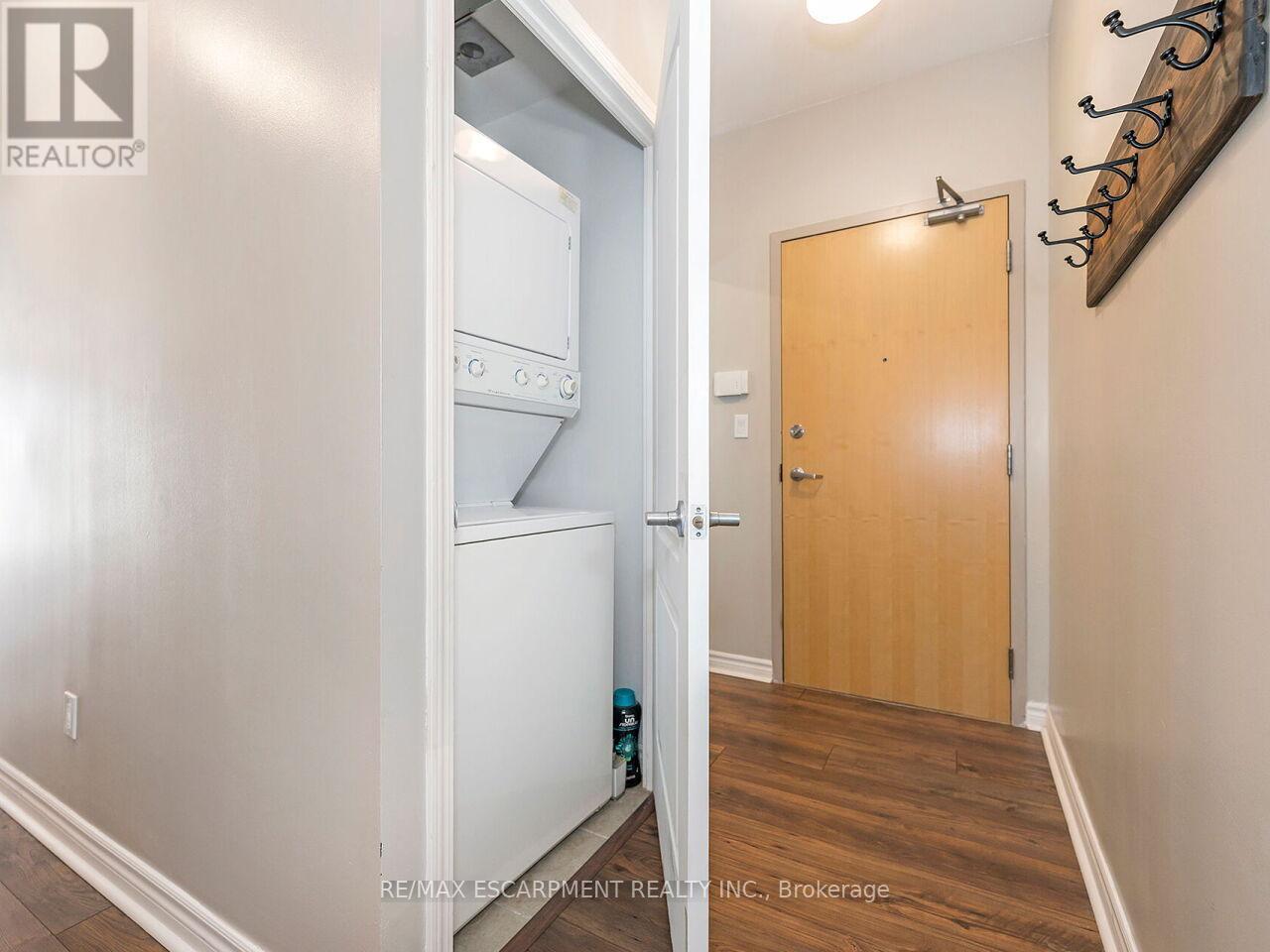 401 - 3865 Lake Shore Boulevard W, Toronto, ON - Indoor
