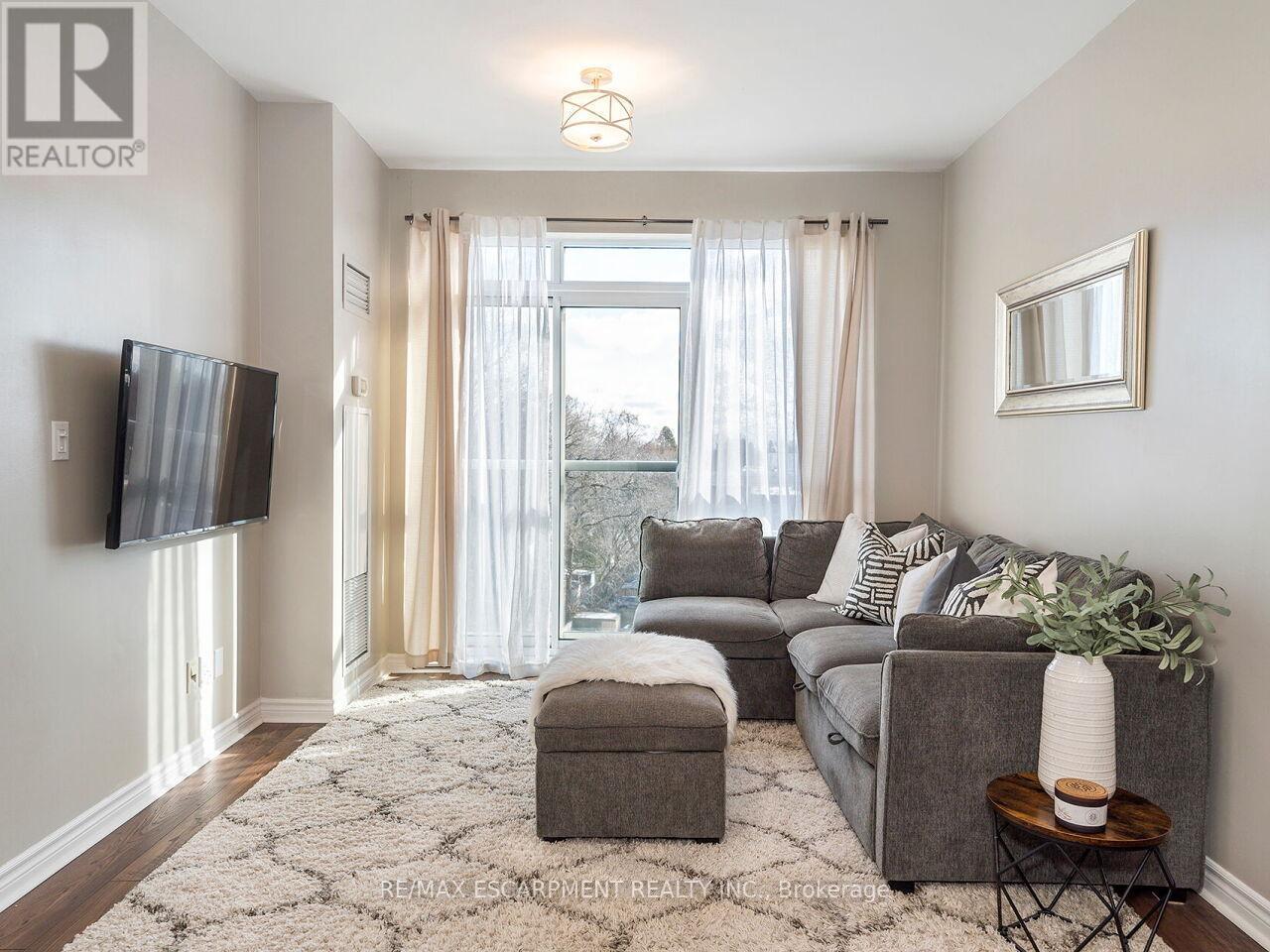 401 - 3865 Lake Shore Boulevard W, Toronto, ON - Indoor Photo Showing Living Room