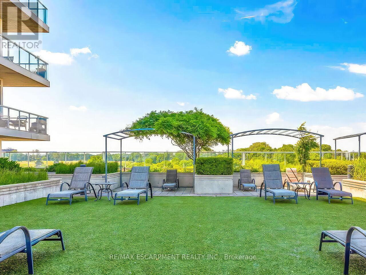 401 - 3865 Lake Shore Boulevard W, Toronto, ON - Outdoor With Backyard