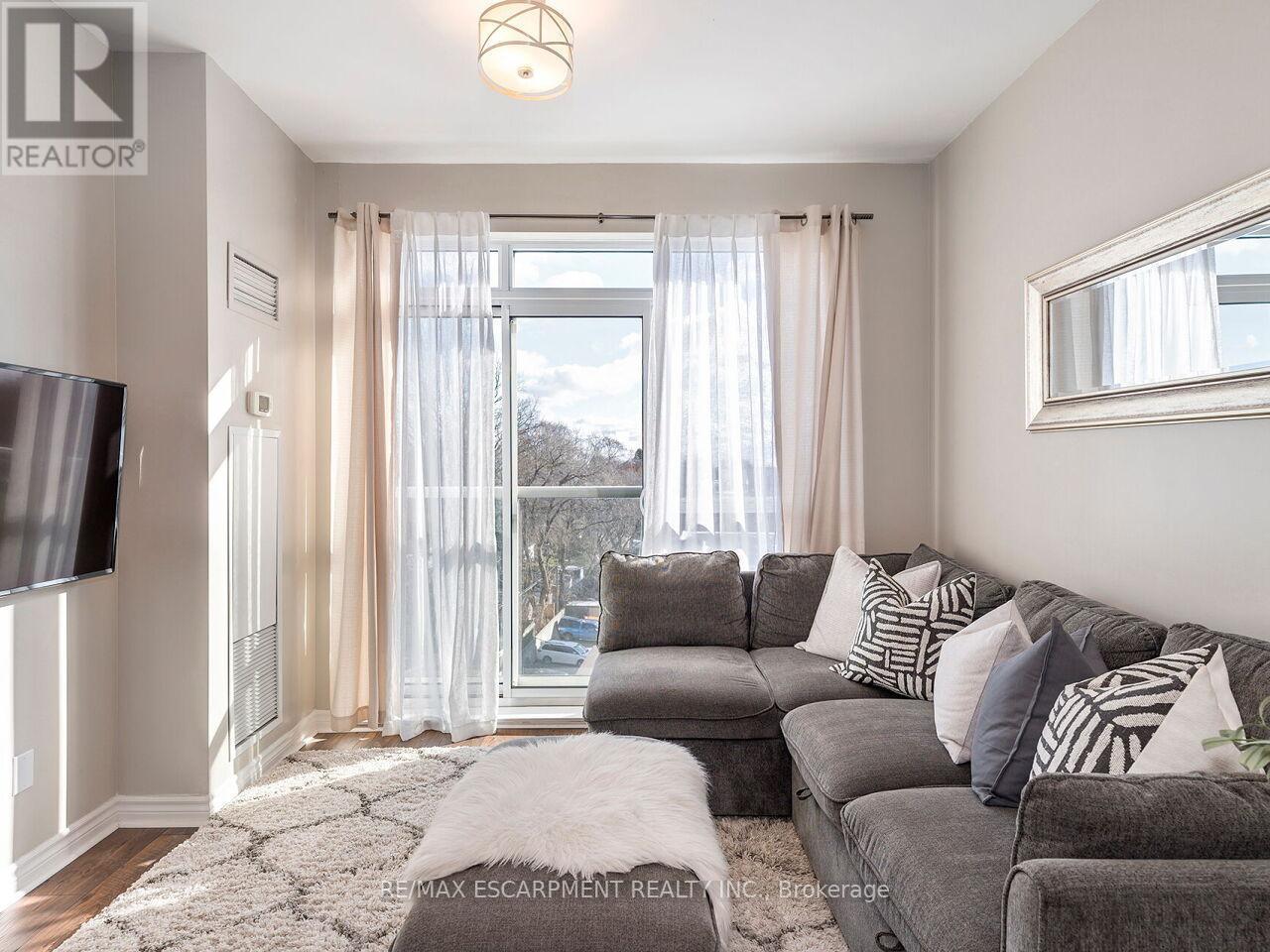 401 - 3865 Lake Shore Boulevard W, Toronto, ON - Indoor Photo Showing Living Room