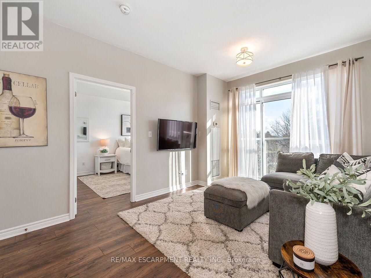 401 - 3865 Lake Shore Boulevard W, Toronto, ON - Indoor Photo Showing Living Room