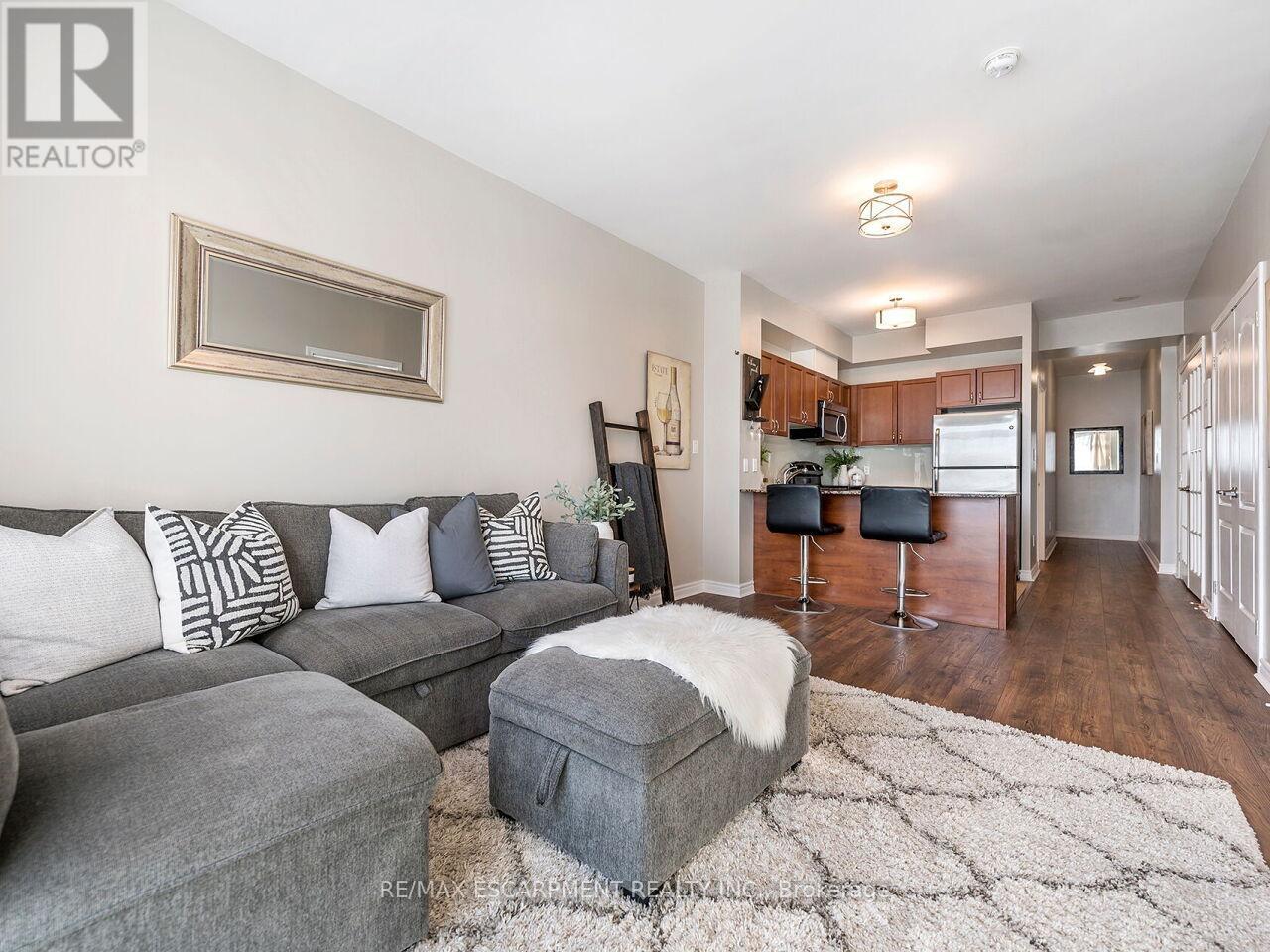 401 - 3865 Lake Shore Boulevard W, Toronto, ON - Indoor Photo Showing Living Room