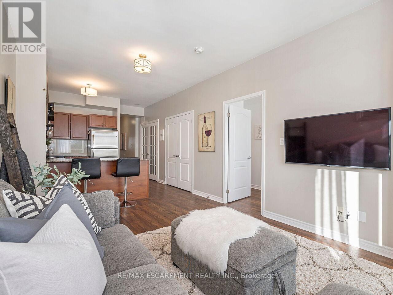 401 - 3865 Lake Shore Boulevard W, Toronto, ON - Indoor Photo Showing Living Room