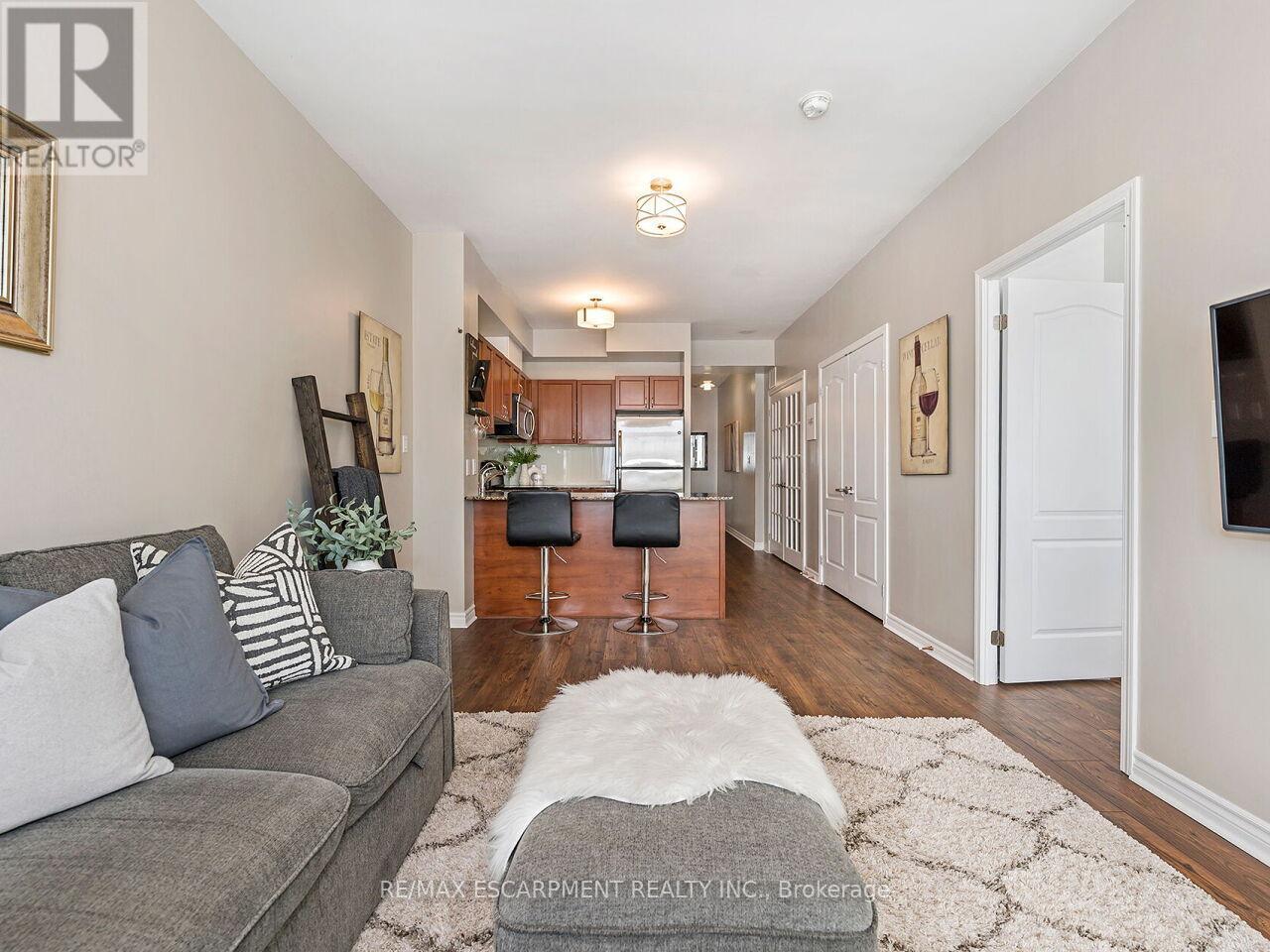401 - 3865 Lake Shore Boulevard W, Toronto, ON - Indoor Photo Showing Living Room
