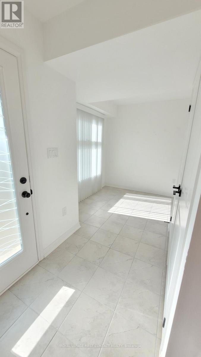 31 Fairlane Avenue, Barrie, ON - Indoor Photo Showing Other Room