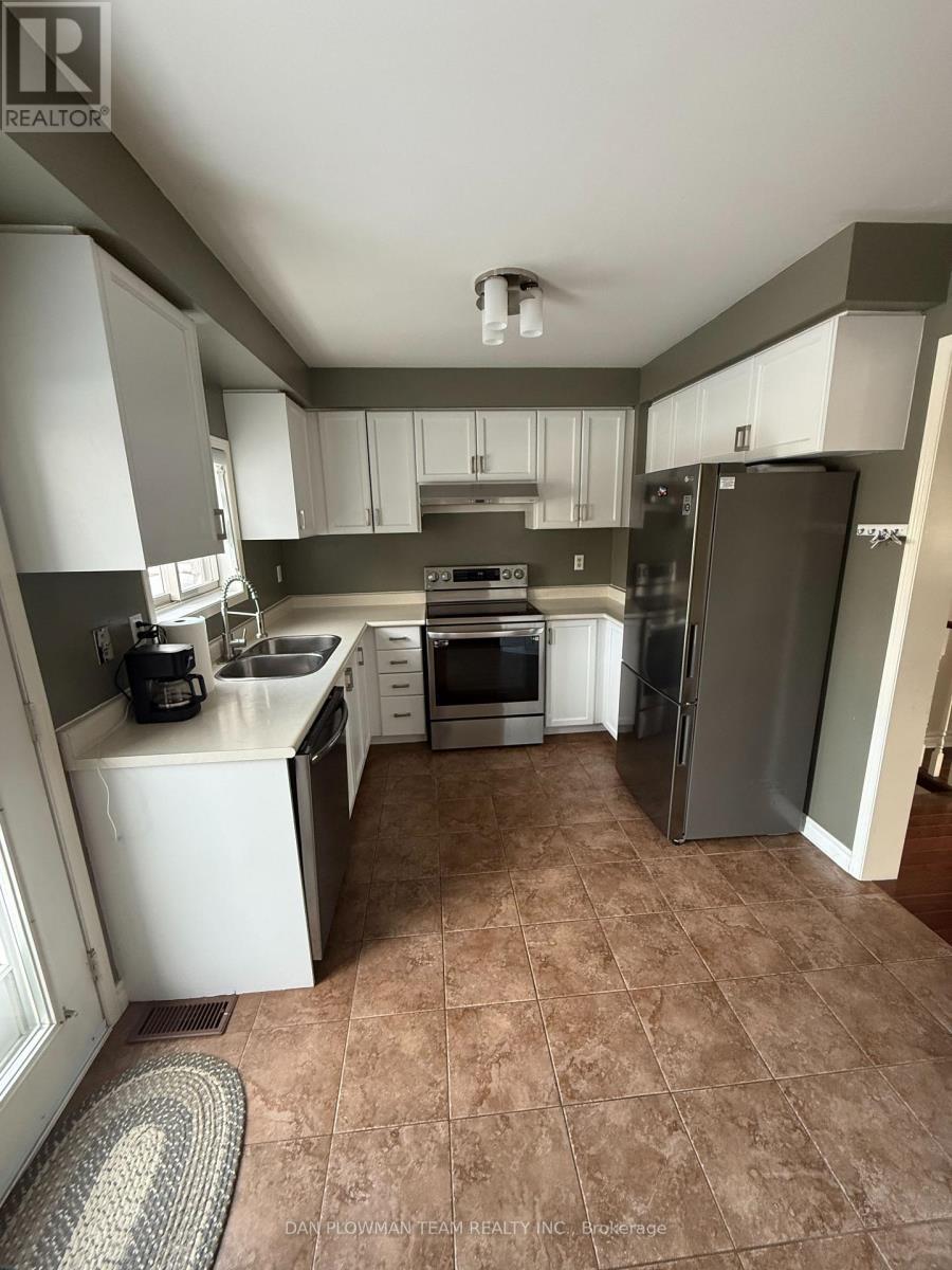 1596 Fieldgate Drive, Oshawa, ON - Indoor Photo Showing Kitchen With Double Sink