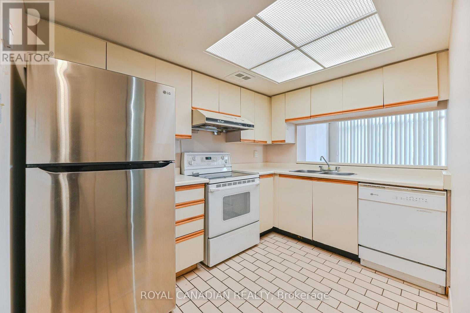 703 - 88 Alton Towers Circle, Toronto, ON - Indoor Photo Showing Kitchen With Double Sink