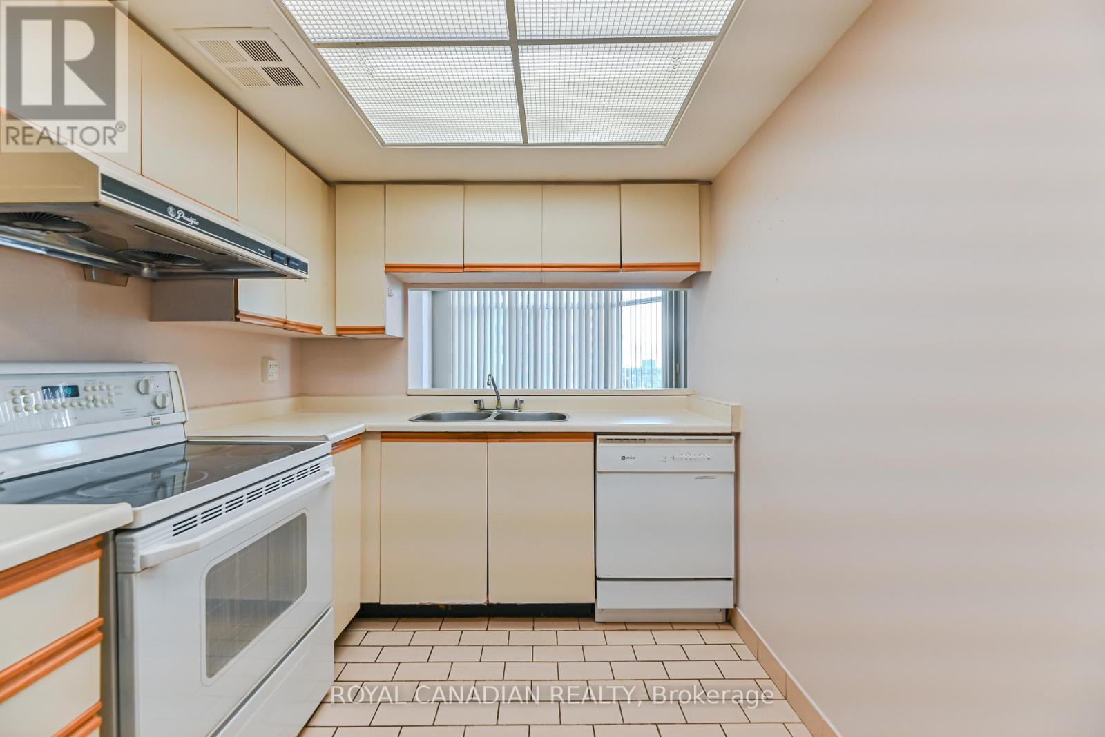 703 - 88 Alton Towers Circle, Toronto, ON - Indoor Photo Showing Kitchen With Double Sink