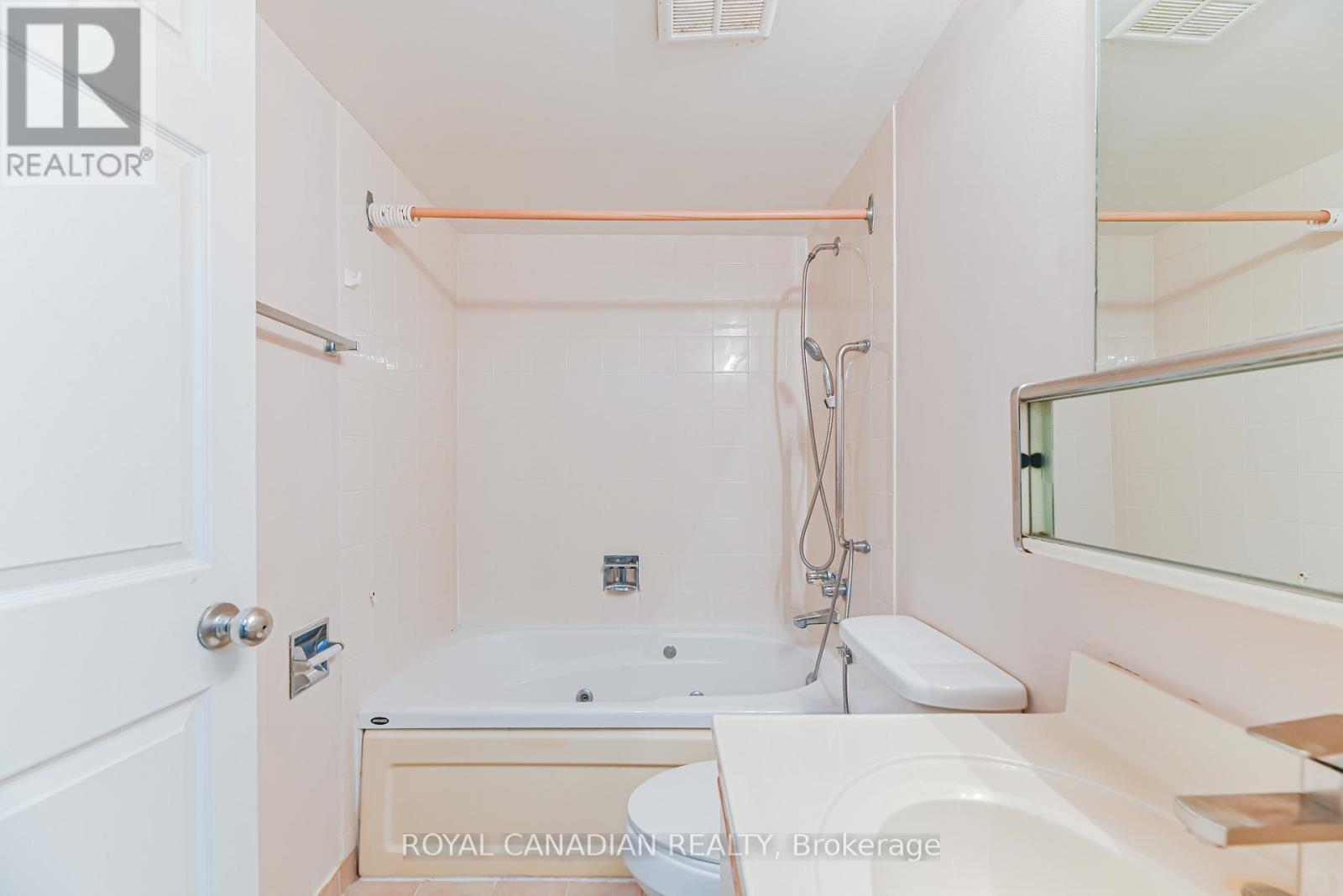 703 - 88 Alton Towers Circle, Toronto, ON - Indoor Photo Showing Bathroom