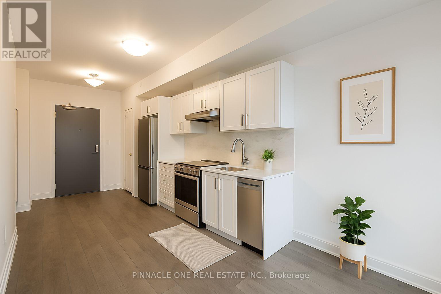 715 Davis Drive, Newmarket, ON - Indoor Photo Showing Kitchen