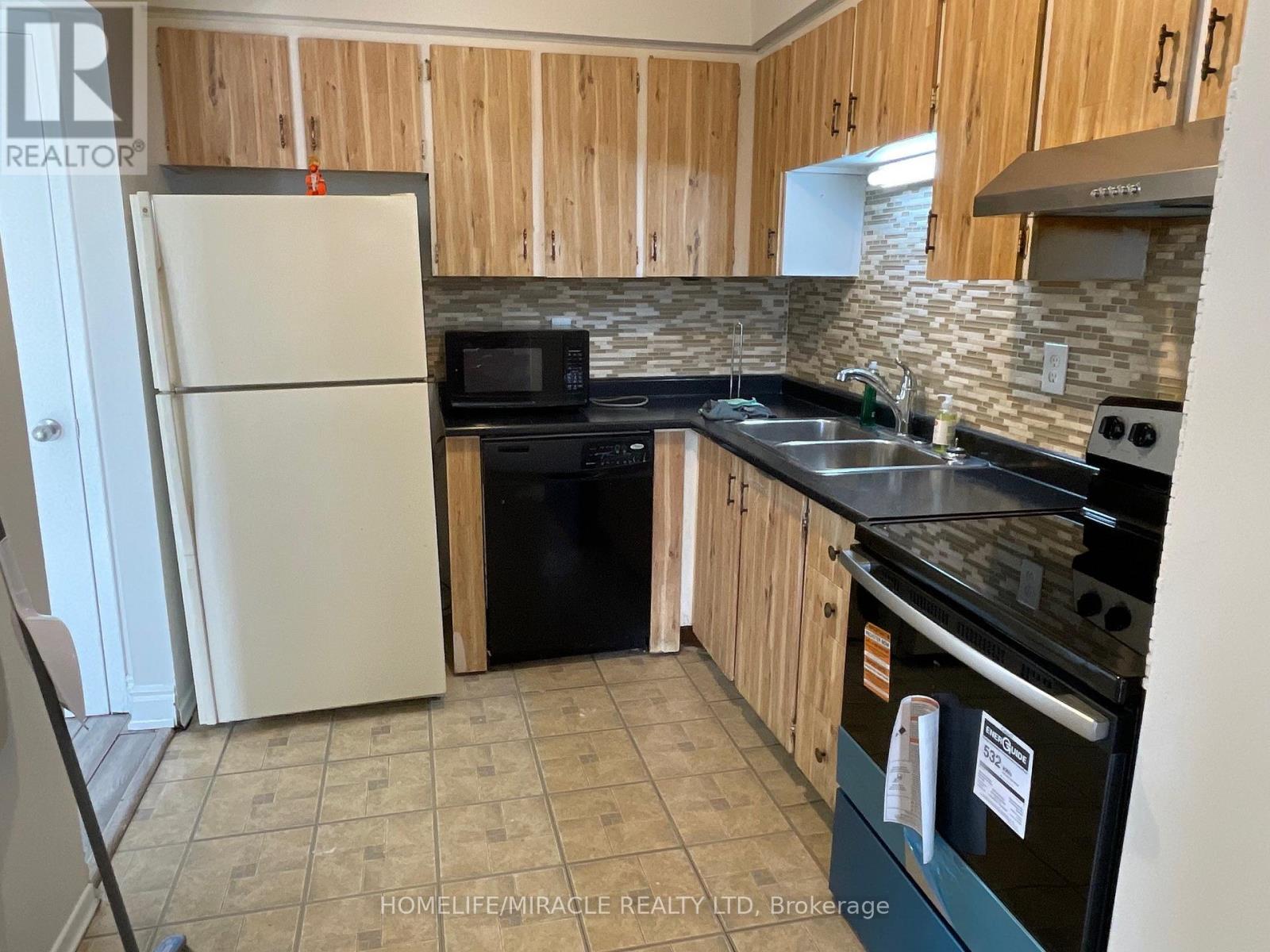 96 Carleton Place, Brampton, ON - Indoor Photo Showing Kitchen With Double Sink