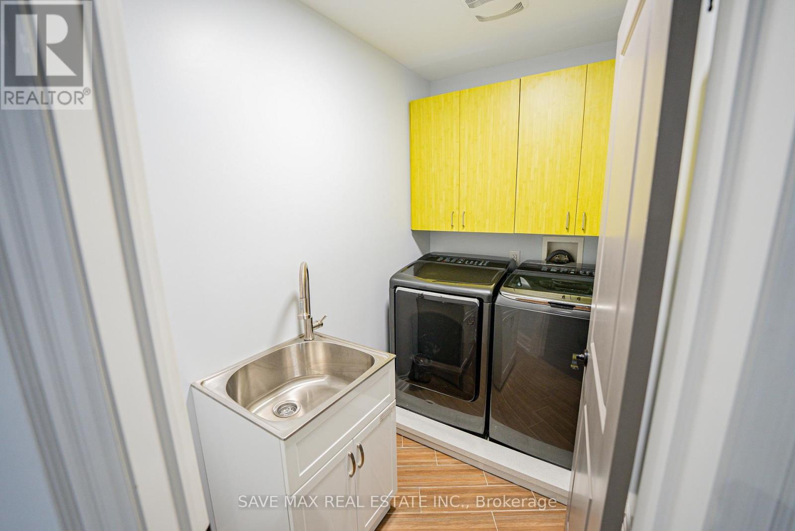 23 Hillcrest Avenue, Brampton, ON - Indoor Photo Showing Laundry Room