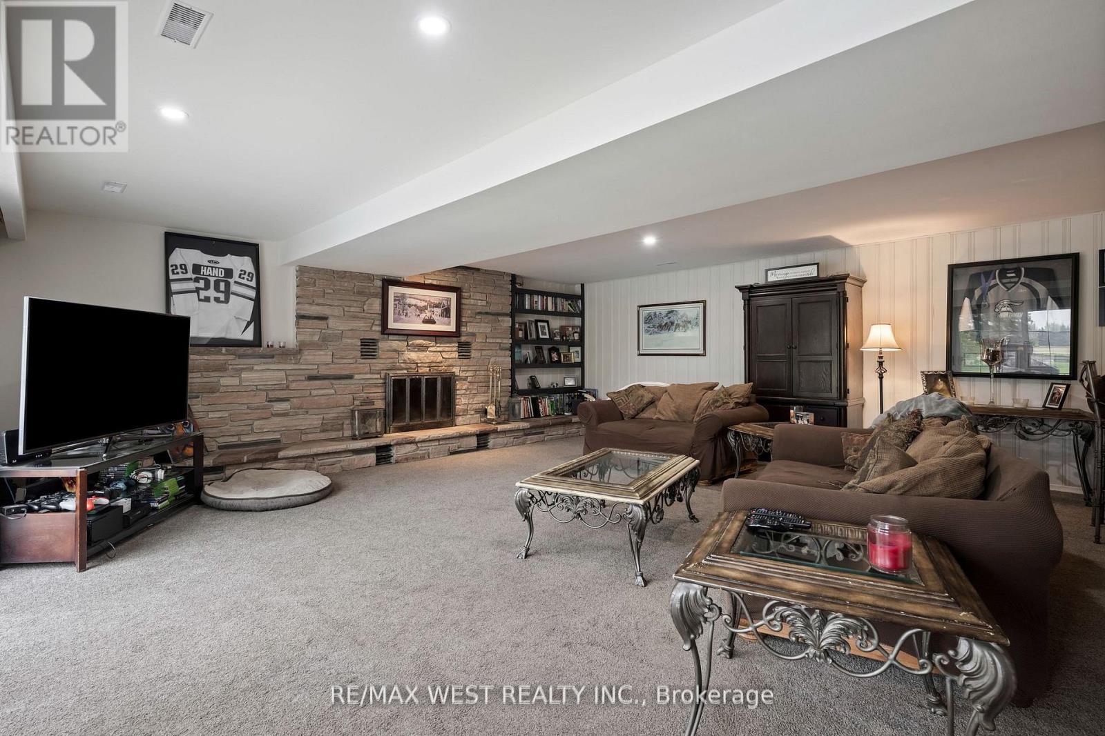 246044 County Rd 16 Road, Mono, ON - Indoor Photo Showing Living Room