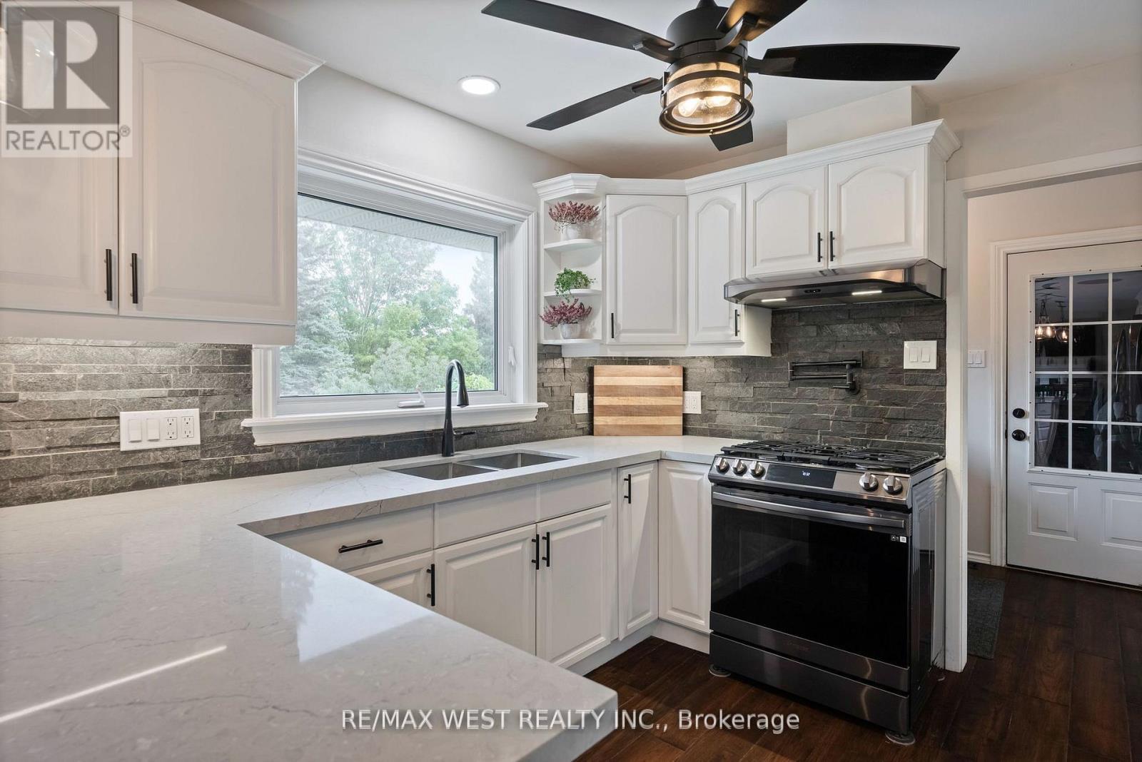 246044 County Rd 16 Road, Mono, ON - Indoor Photo Showing Kitchen With Double Sink With Upgraded Kitchen