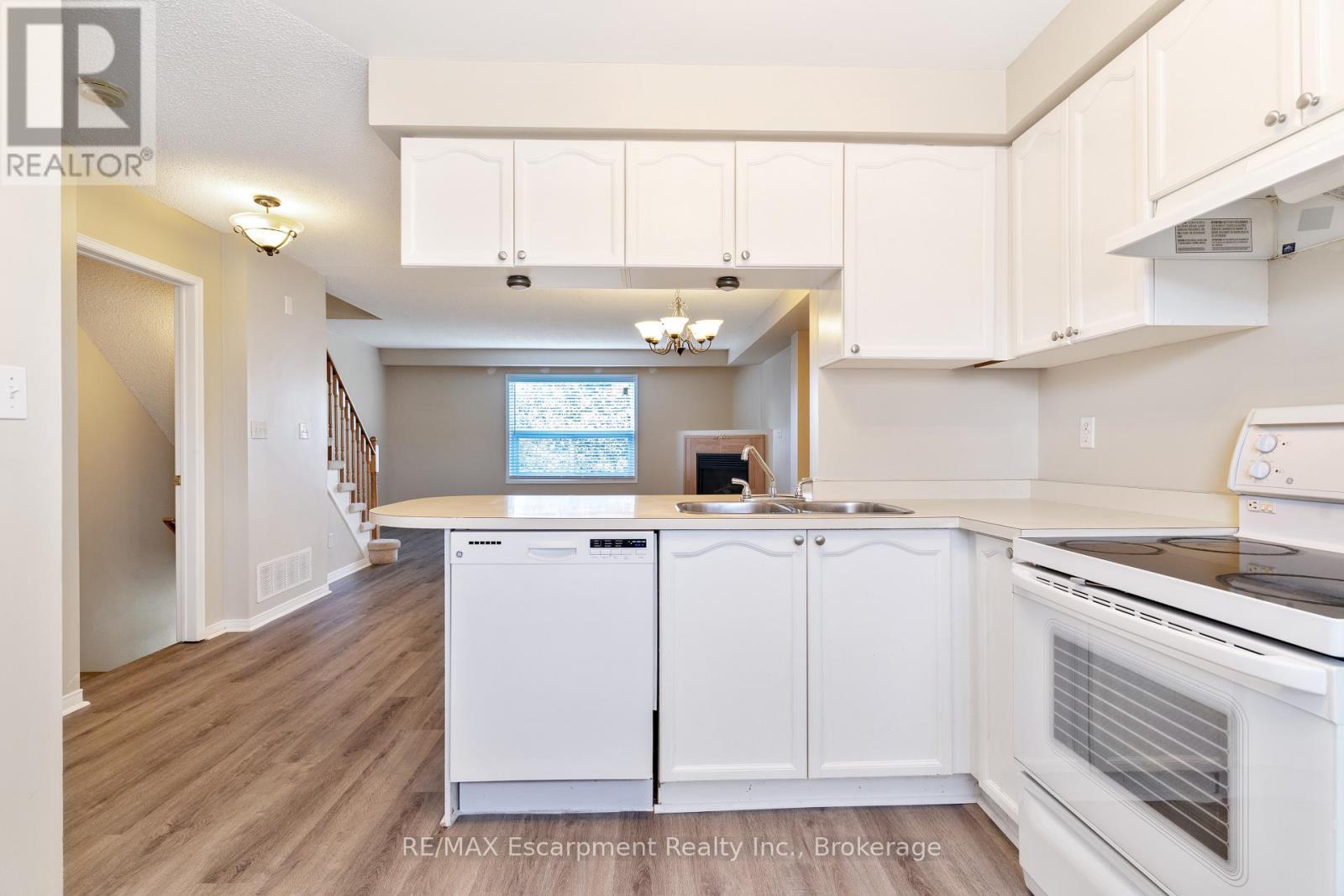 12 - 1550 Reeves Gate, Oakville (Ga Glen Abbey), ON - Indoor Photo Showing Kitchen With Double Sink
