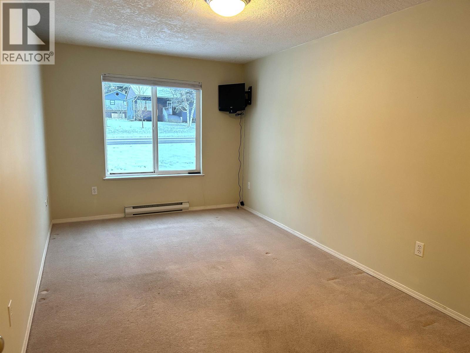 1 1686 Main Street, Smithers, BC - Indoor Photo Showing Other Room