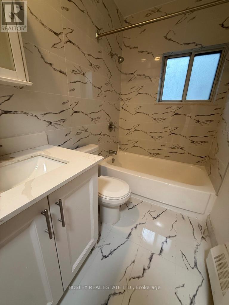 1C - 4 Deer Park Crescent, Toronto, ON - Indoor Photo Showing Bathroom