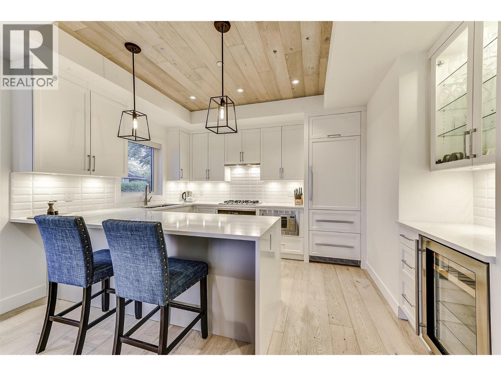 1308 Richter Street Unit# 106, Kelowna, BC - Indoor Photo Showing Kitchen With Upgraded Kitchen