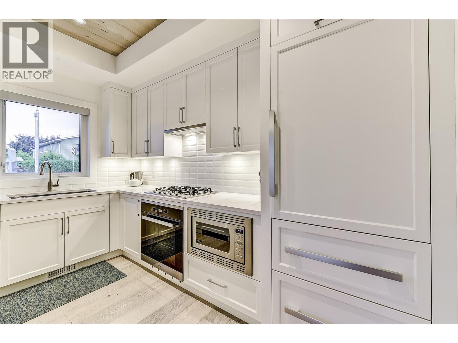 1308 Richter Street Unit# 106, Kelowna, BC - Indoor Photo Showing Kitchen With Double Sink With Upgraded Kitchen
