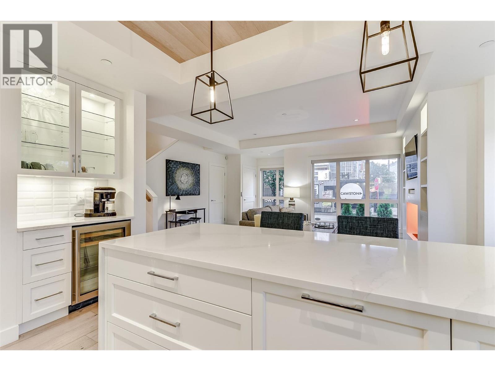 1308 Richter Street Unit# 106, Kelowna, BC - Indoor Photo Showing Kitchen With Upgraded Kitchen