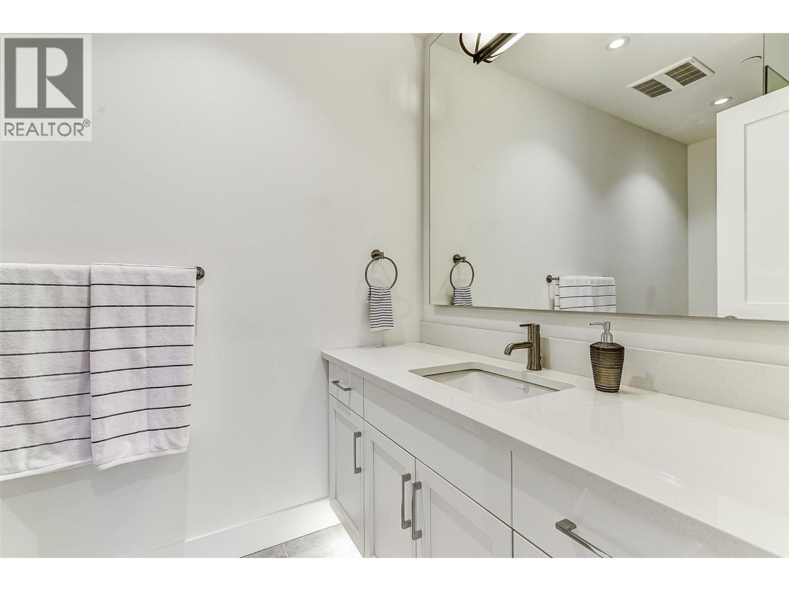 1308 Richter Street Unit# 106, Kelowna, BC - Indoor Photo Showing Bathroom