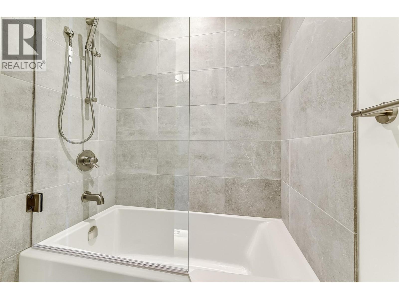 1308 Richter Street Unit# 106, Kelowna, BC - Indoor Photo Showing Bathroom