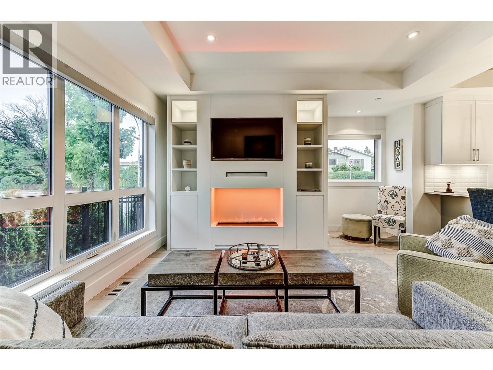 1308 Richter Street Unit# 106, Kelowna, BC - Indoor Photo Showing Living Room