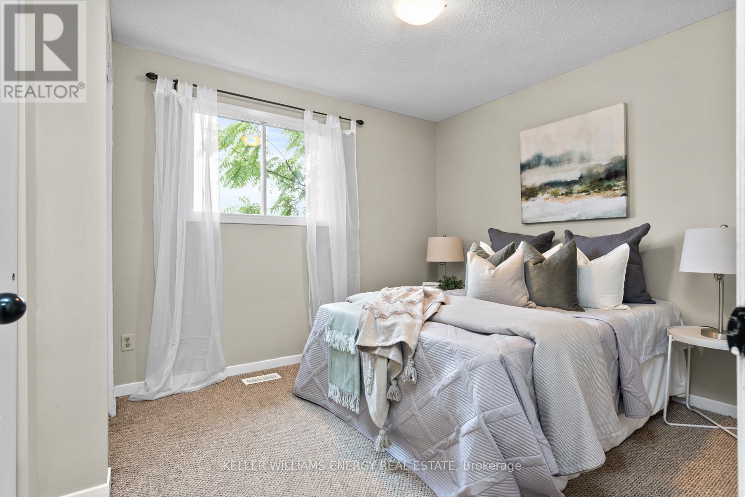 Upper - 929 Southdown Drive, Oshawa (Donevan), ON - Indoor Photo Showing Bedroom