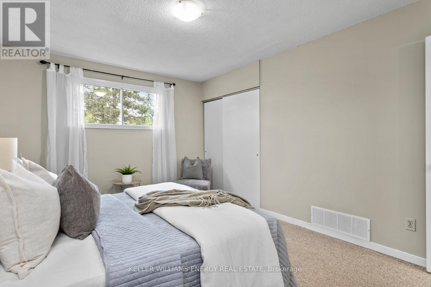 Upper - 929 Southdown Drive, Oshawa (Donevan), ON - Indoor Photo Showing Bedroom