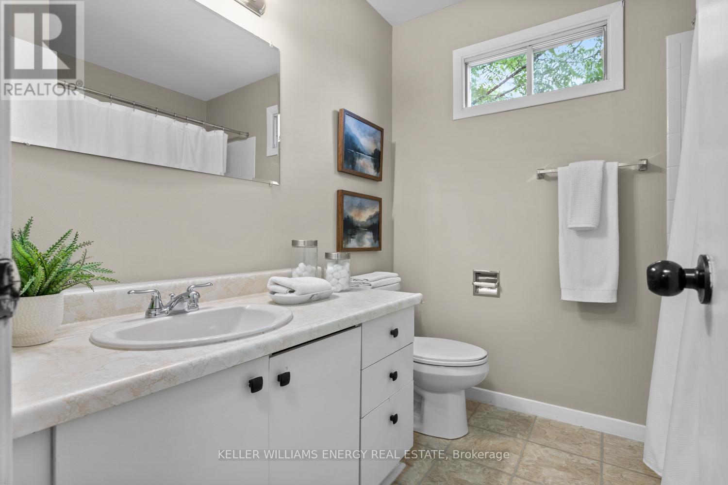 Upper - 929 Southdown Drive, Oshawa (Donevan), ON - Indoor Photo Showing Bathroom