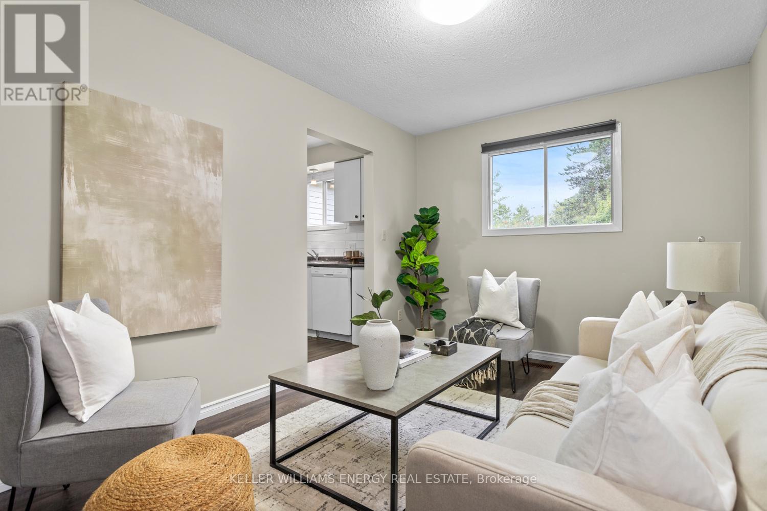 Upper - 929 Southdown Drive, Oshawa (Donevan), ON - Indoor Photo Showing Living Room