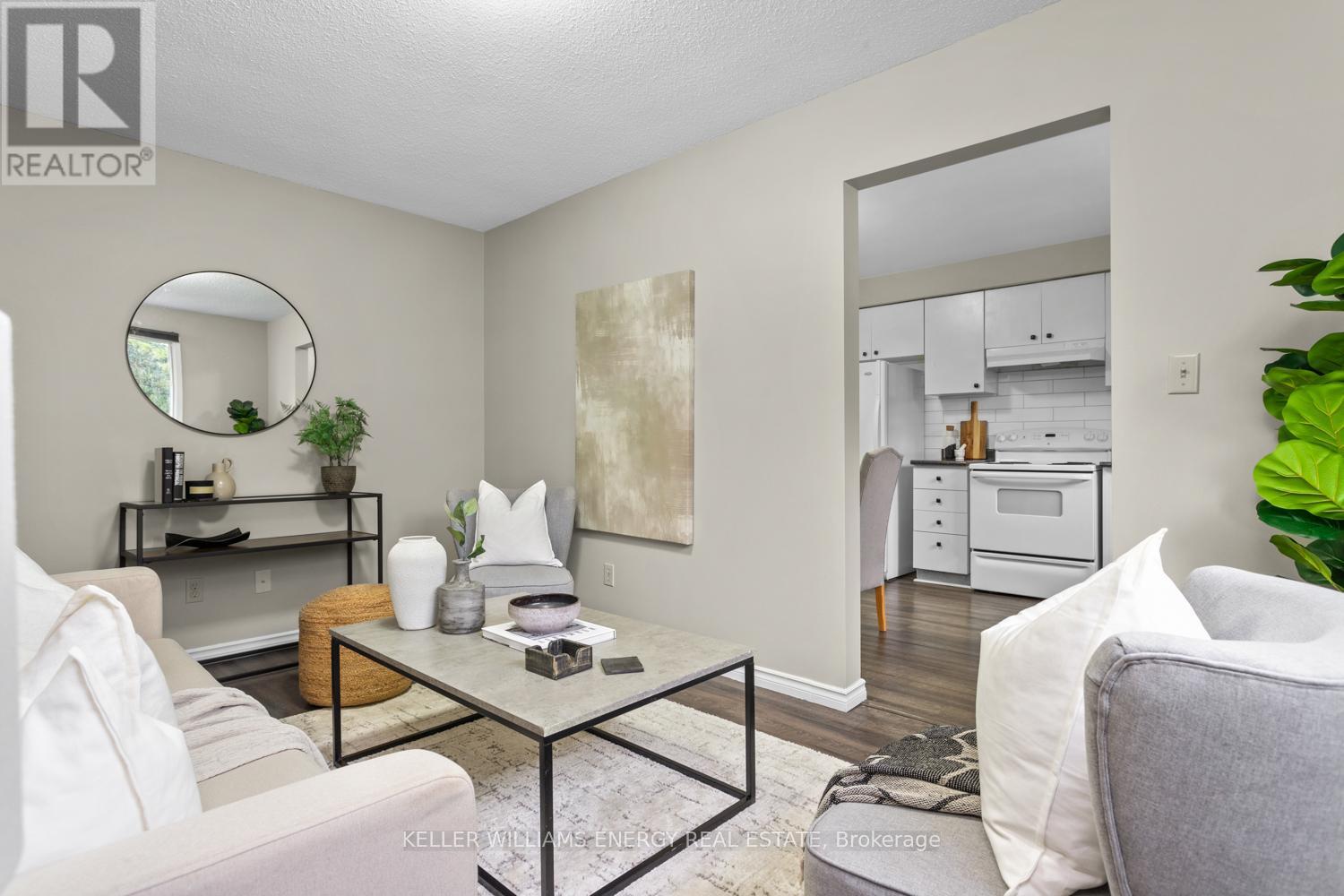 Upper - 929 Southdown Drive, Oshawa (Donevan), ON - Indoor Photo Showing Living Room