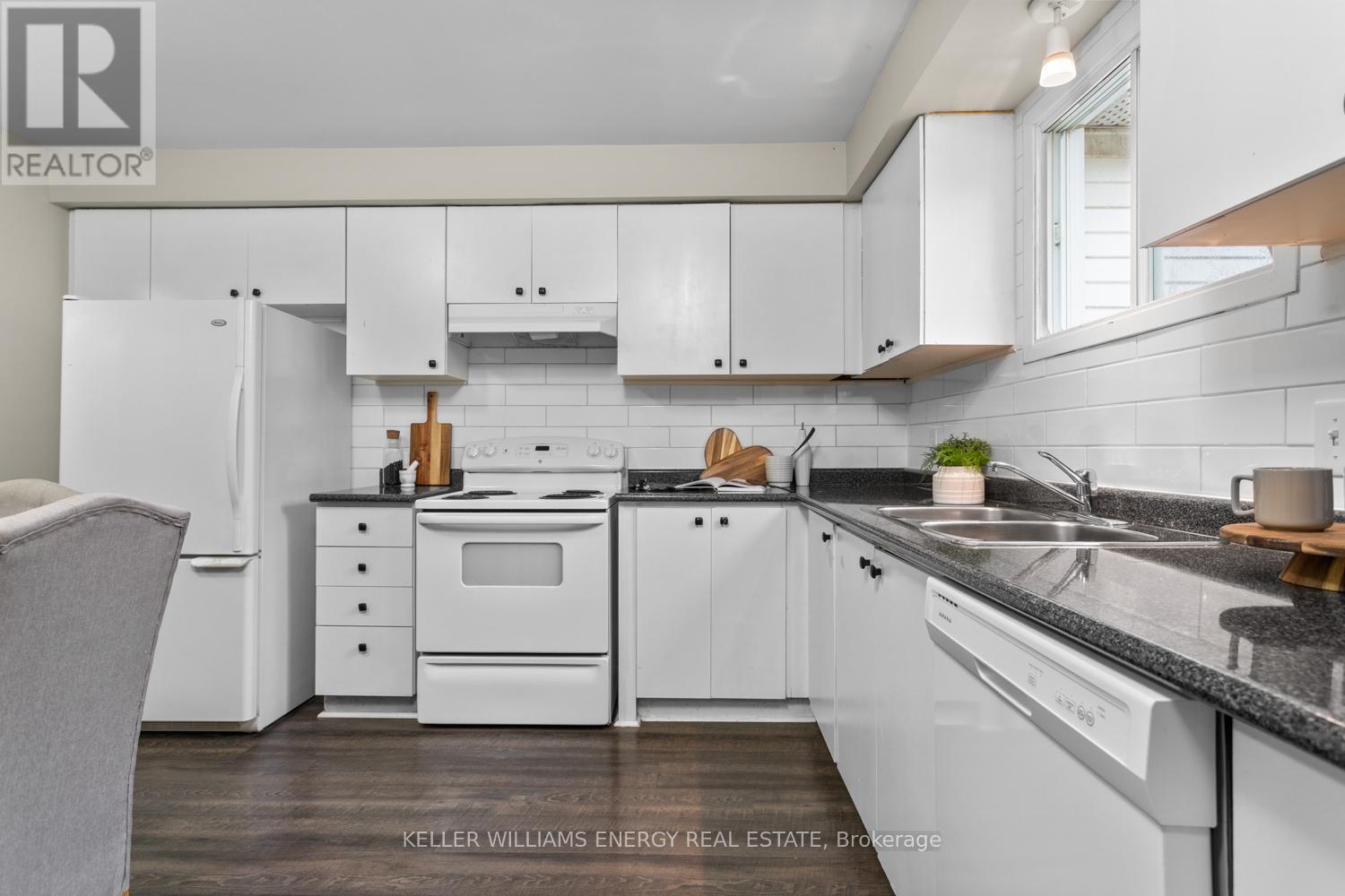 Upper - 929 Southdown Drive, Oshawa (Donevan), ON - Indoor Photo Showing Kitchen With Double Sink