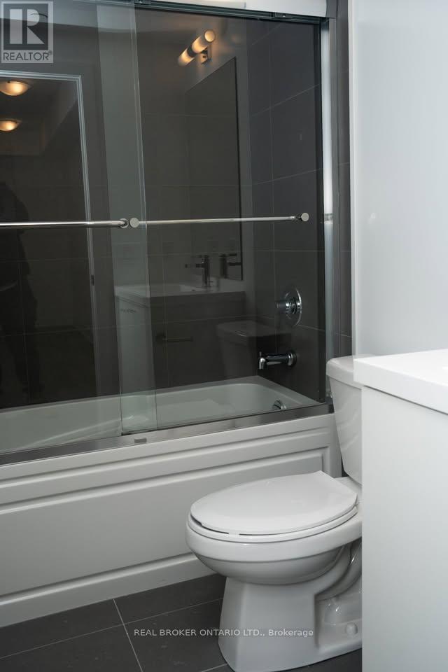 1516 - 2545 Simcoe Street N, Oshawa, ON - Indoor Photo Showing Bathroom