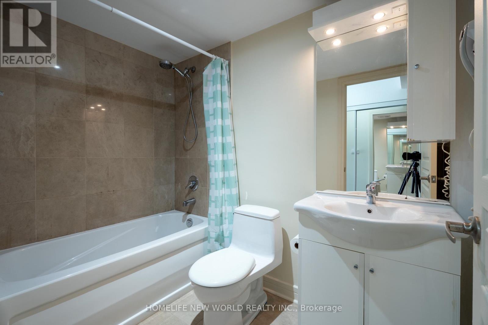 19 Avondale Avenue, Toronto, ON - Indoor Photo Showing Bathroom