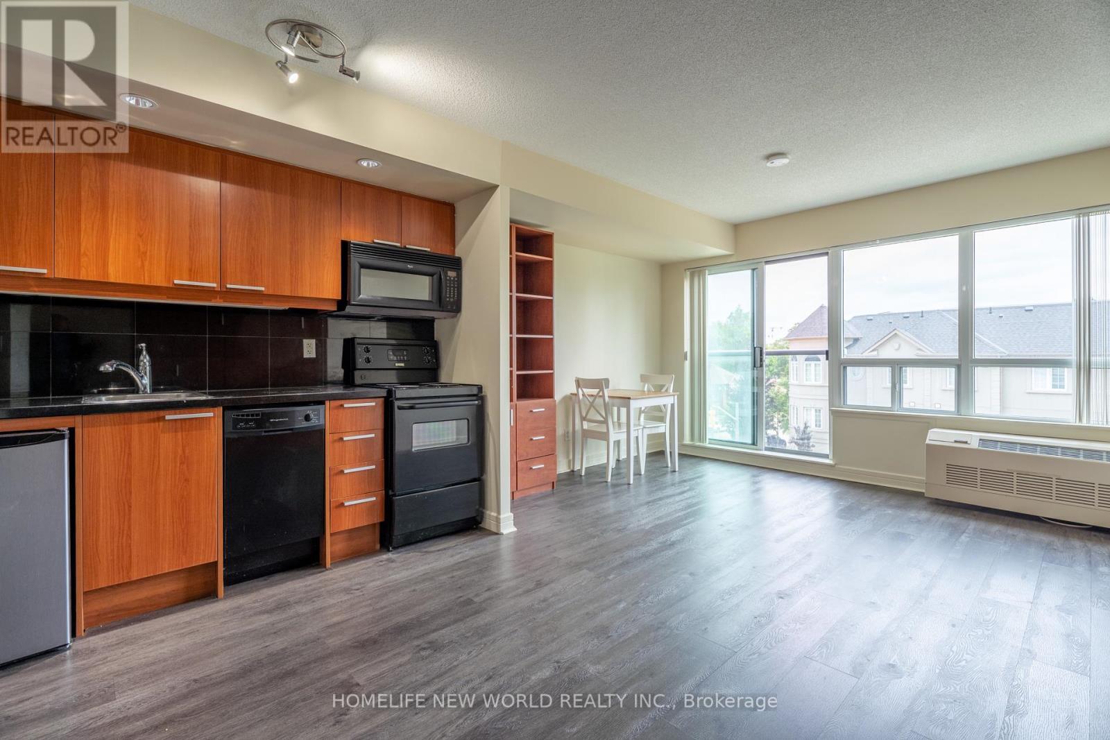19 Avondale Avenue, Toronto, ON - Indoor Photo Showing Kitchen