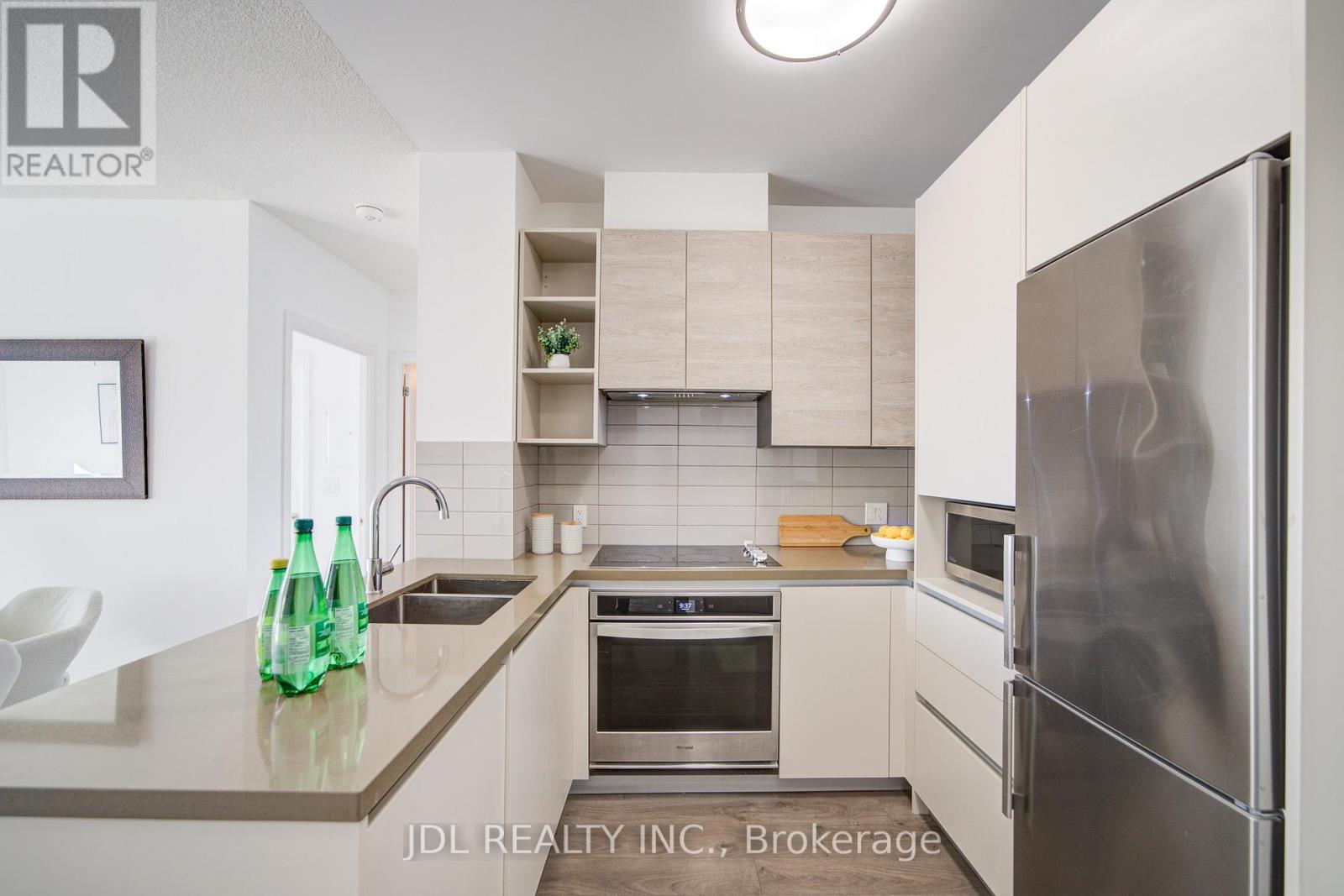 803 - 398 Highway 7 E, Richmond Hill, ON - Indoor Photo Showing Kitchen With Double Sink With Upgraded Kitchen