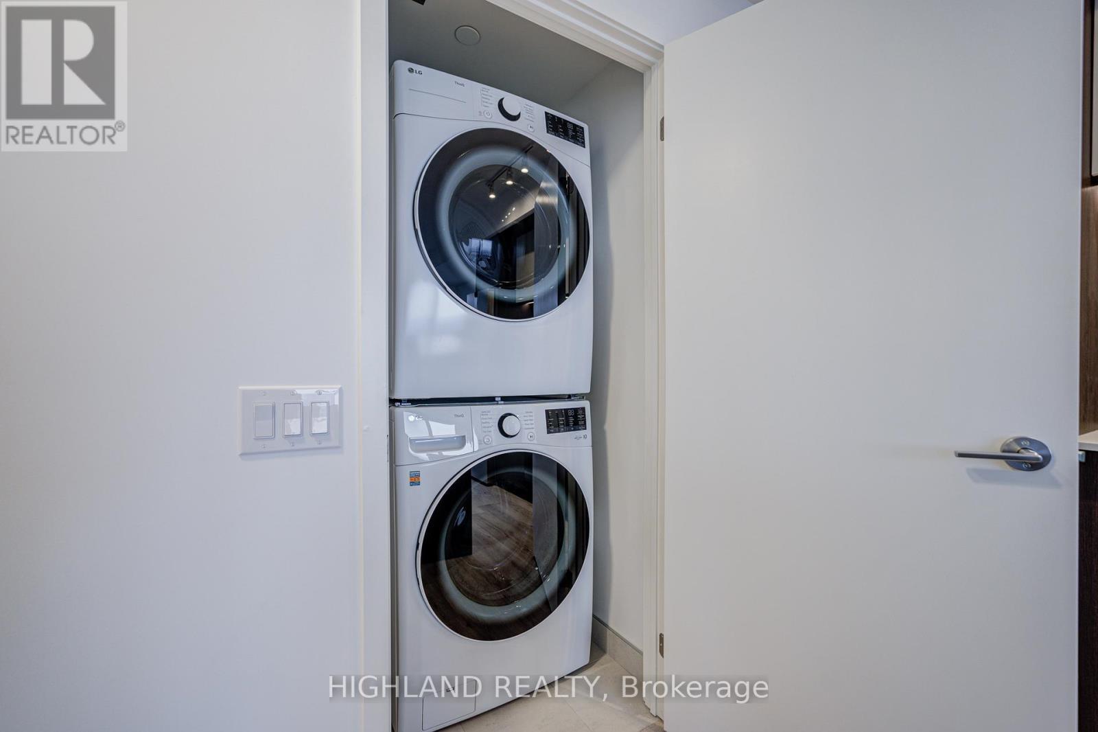 3109 - 395 Square One Drive, Mississauga, ON - Indoor Photo Showing Laundry Room