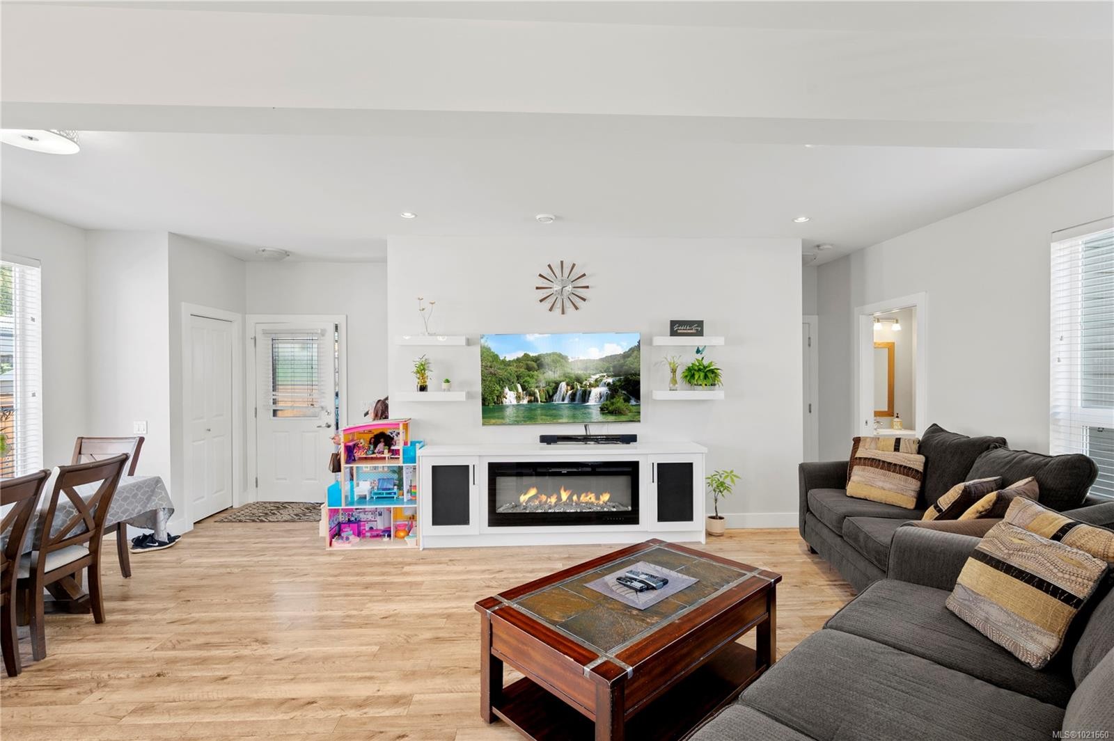 701 Strandlund Ave, Langford, BC