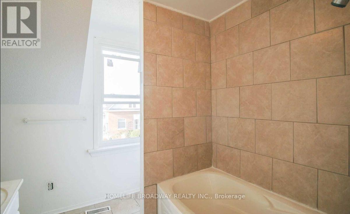 Tub - 1354 Caroline Street, Burlington, ON - Indoor Photo Showing Bathroom