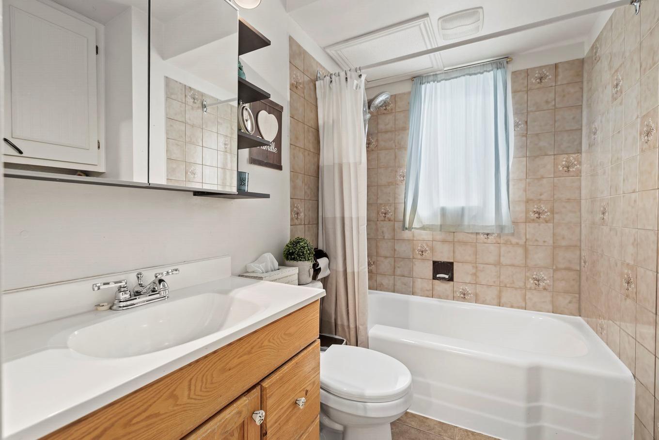 Accès au plan d'eau - 115 - 115A Rue Mclaren, Salaberry-De-Valleyfield, QC - Indoor Photo Showing Bathroom