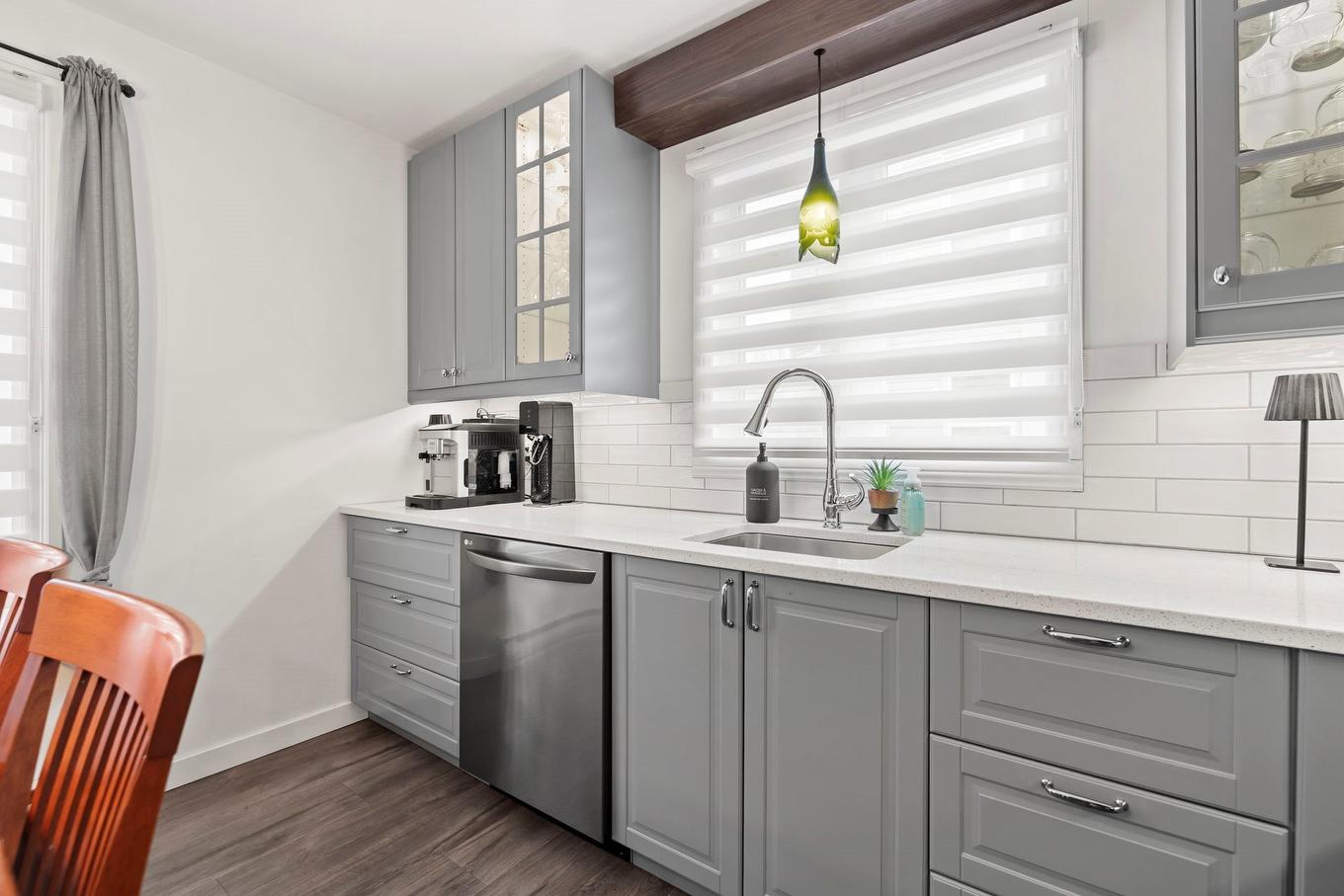 Cuisine - 115 - 115A Rue Mclaren, Salaberry-De-Valleyfield, QC - Indoor Photo Showing Kitchen With Upgraded Kitchen
